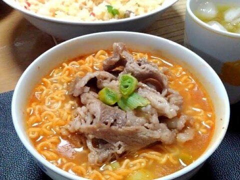 葱と牛バラ肉の辛い系ラーメン